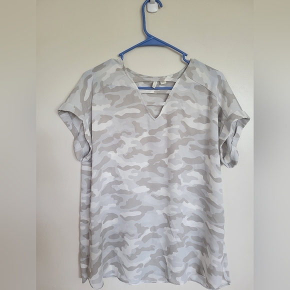 Cato Women's Gray Camo Short Sleeve Tee Size Medium - Picture 1 of 4